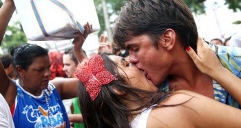 samba_kissing_450160157